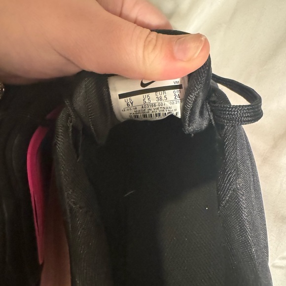 Black Nikes youth 6 women’s 7.5 - Picture 4 of 4